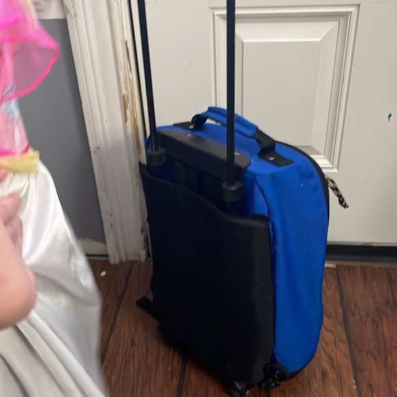 Kids luggage on wheels - Picture 2 of 3